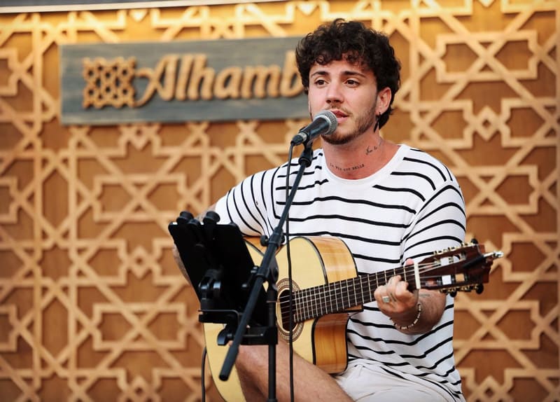 Jxta Martín tocando la guitarra